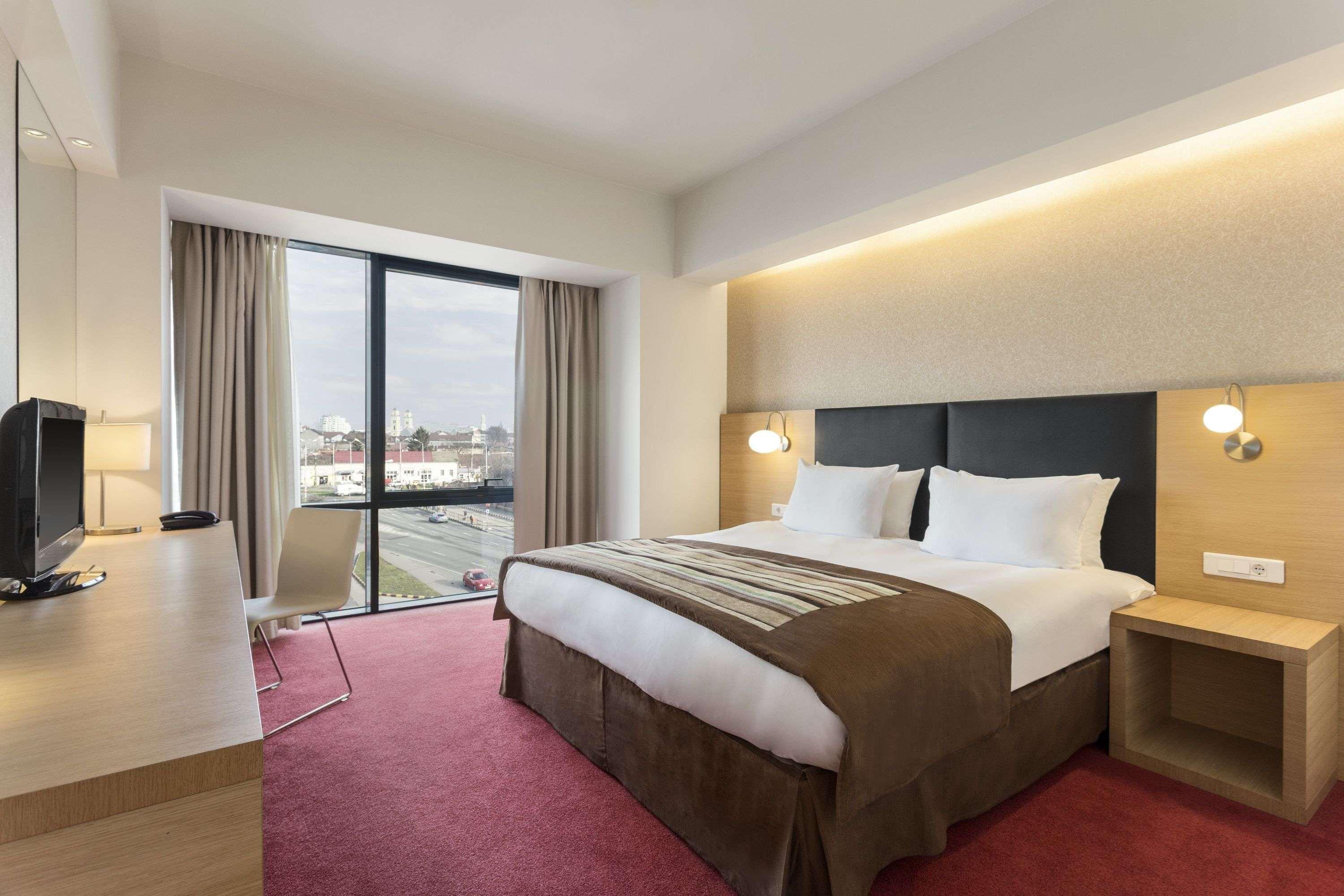 Ramada by Wyndham Oradea Hotel Exterior foto