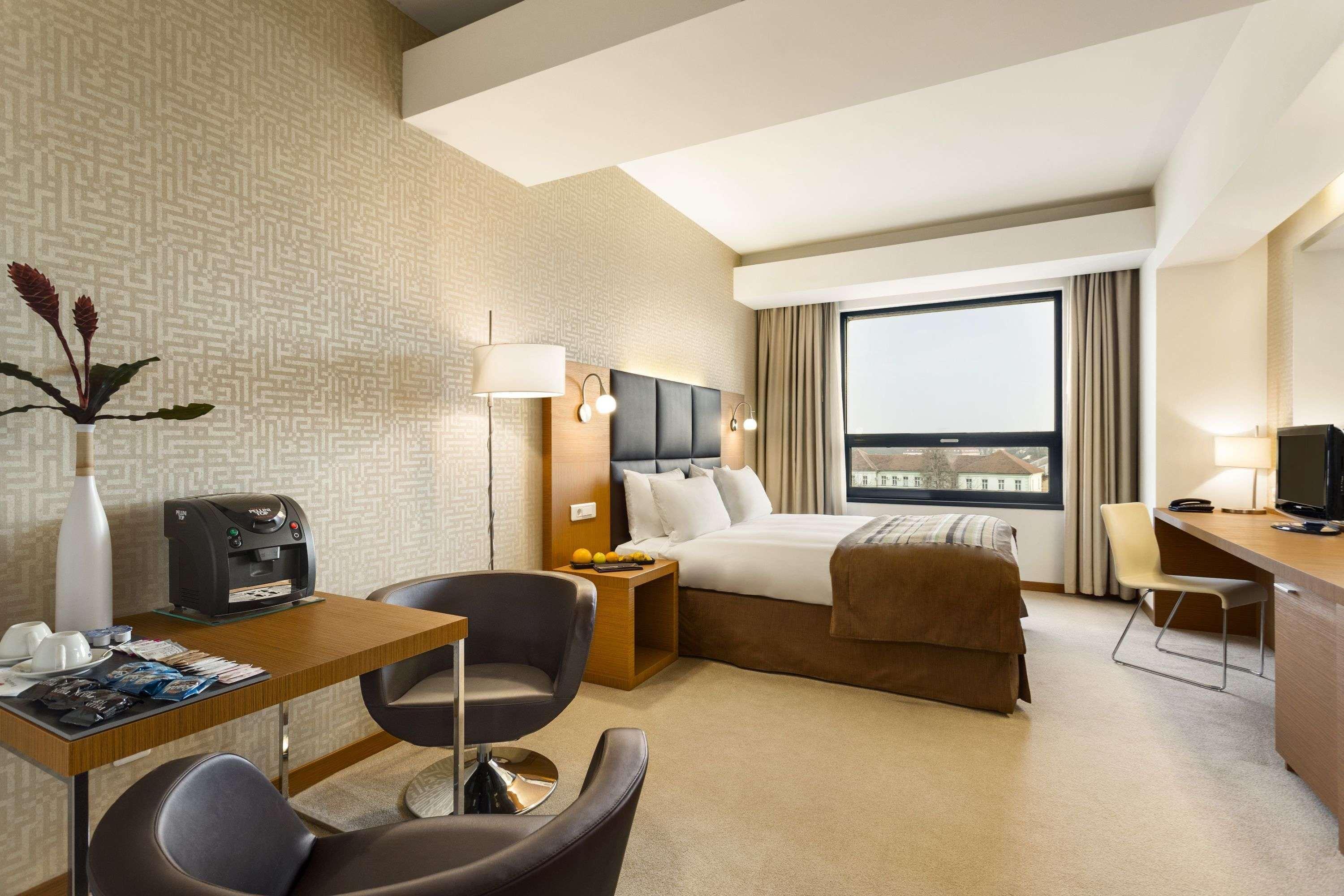 Ramada by Wyndham Oradea Hotel Exterior foto