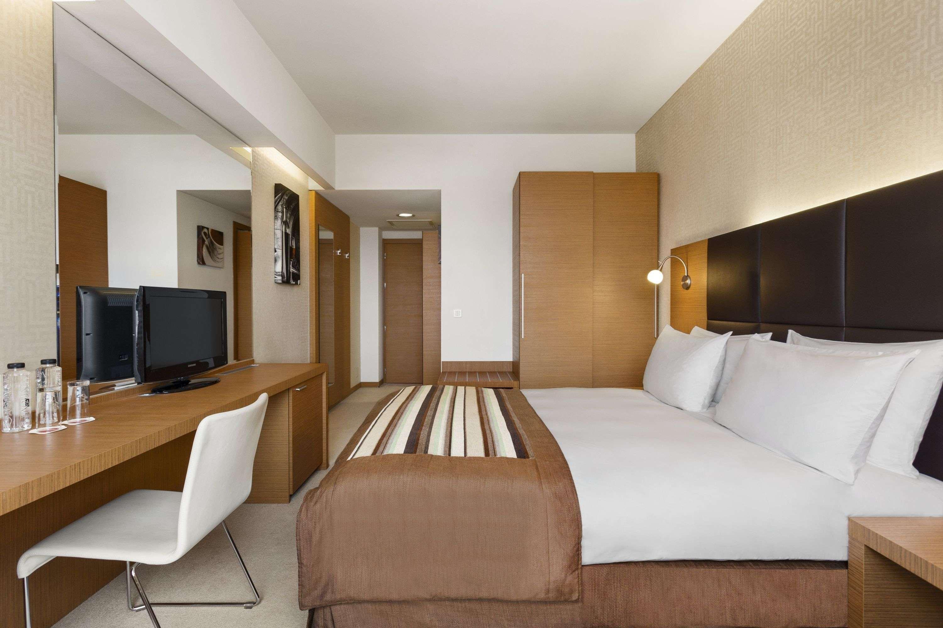 Ramada by Wyndham Oradea Hotel Exterior foto