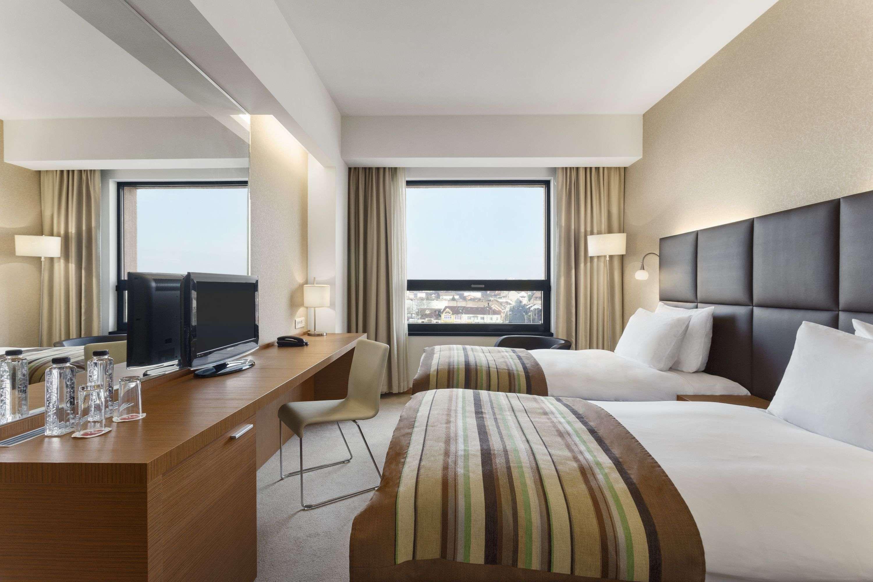 Ramada by Wyndham Oradea Hotel Exterior foto
