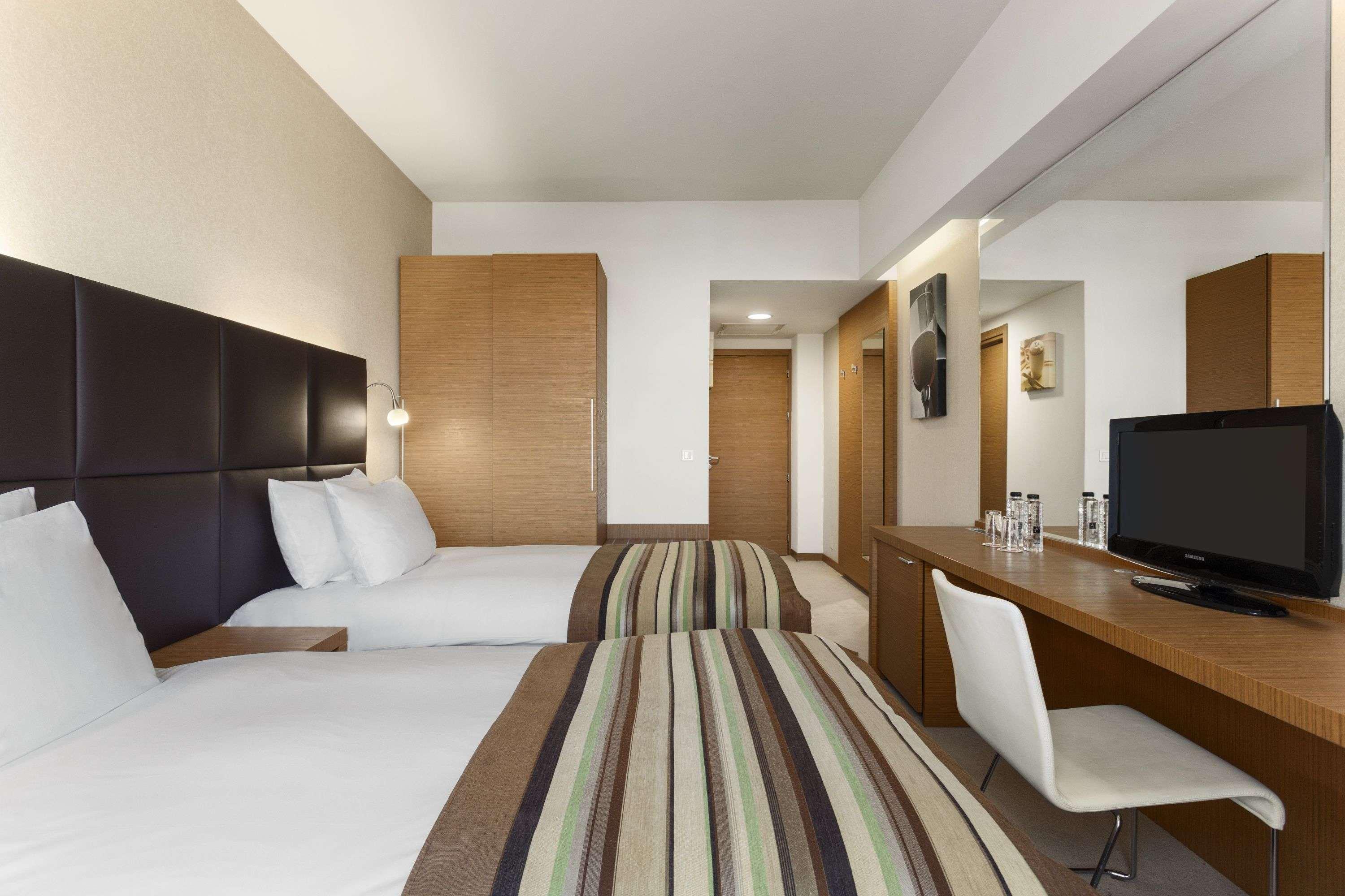 Ramada by Wyndham Oradea Hotel Exterior foto