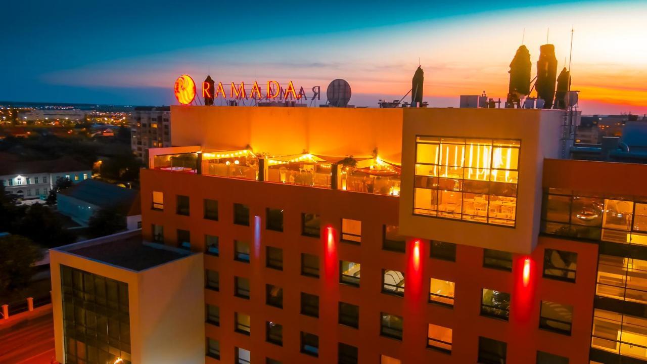 Ramada by Wyndham Oradea Hotel Exterior foto