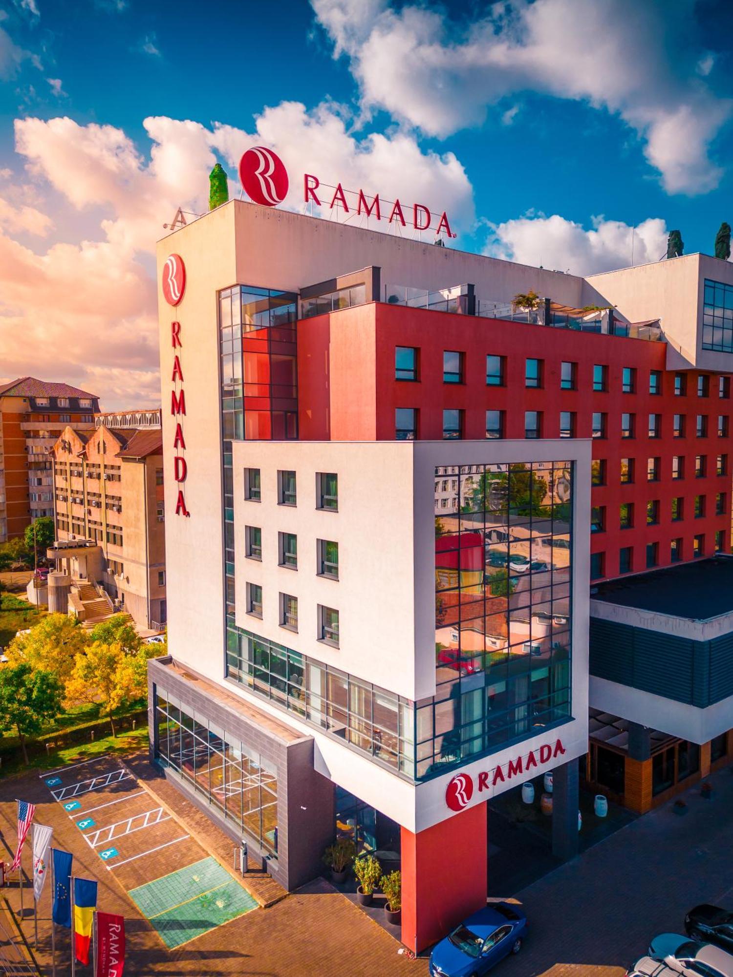 Ramada by Wyndham Oradea Hotel Exterior foto