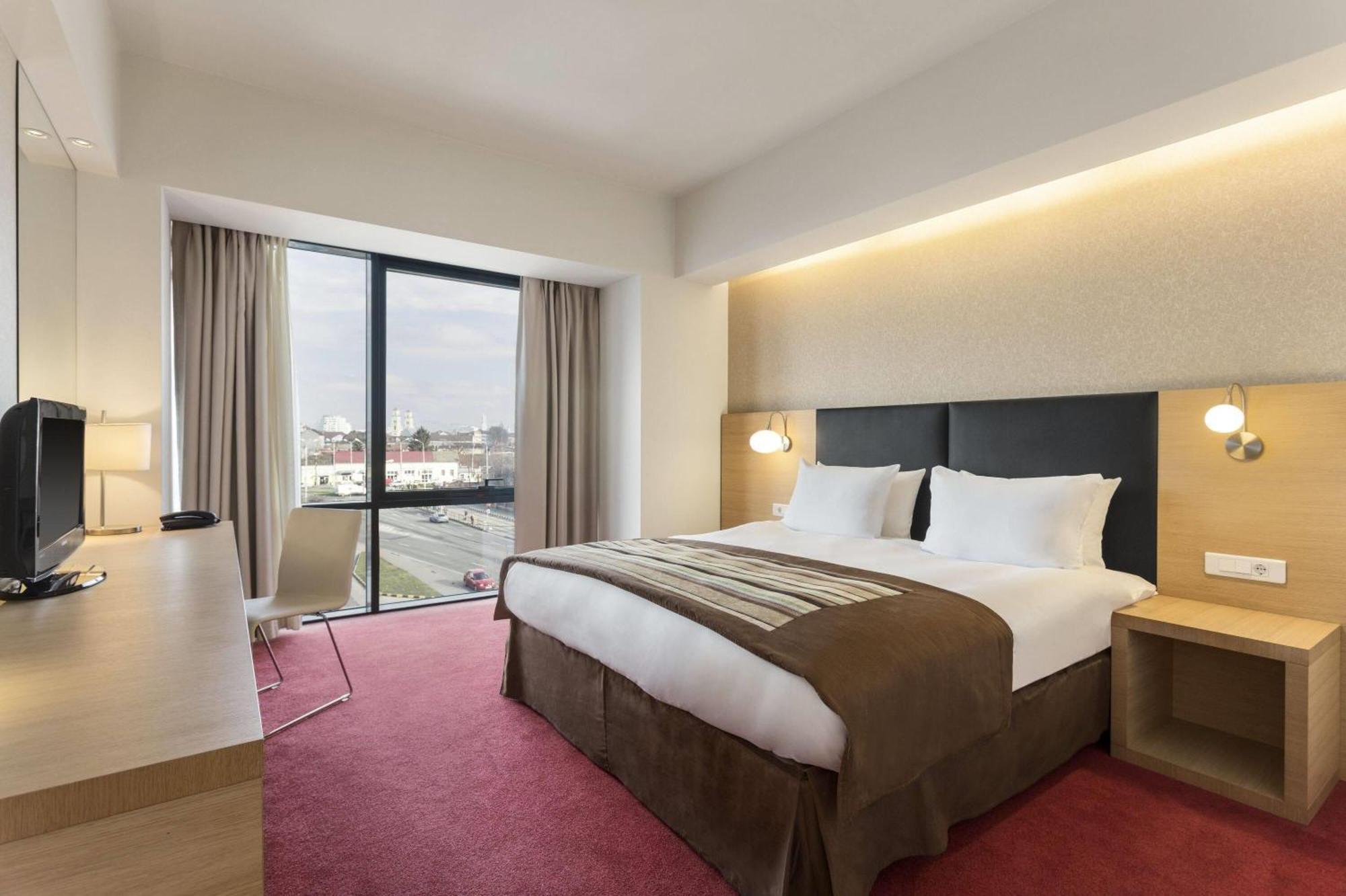 Ramada by Wyndham Oradea Hotel Exterior foto