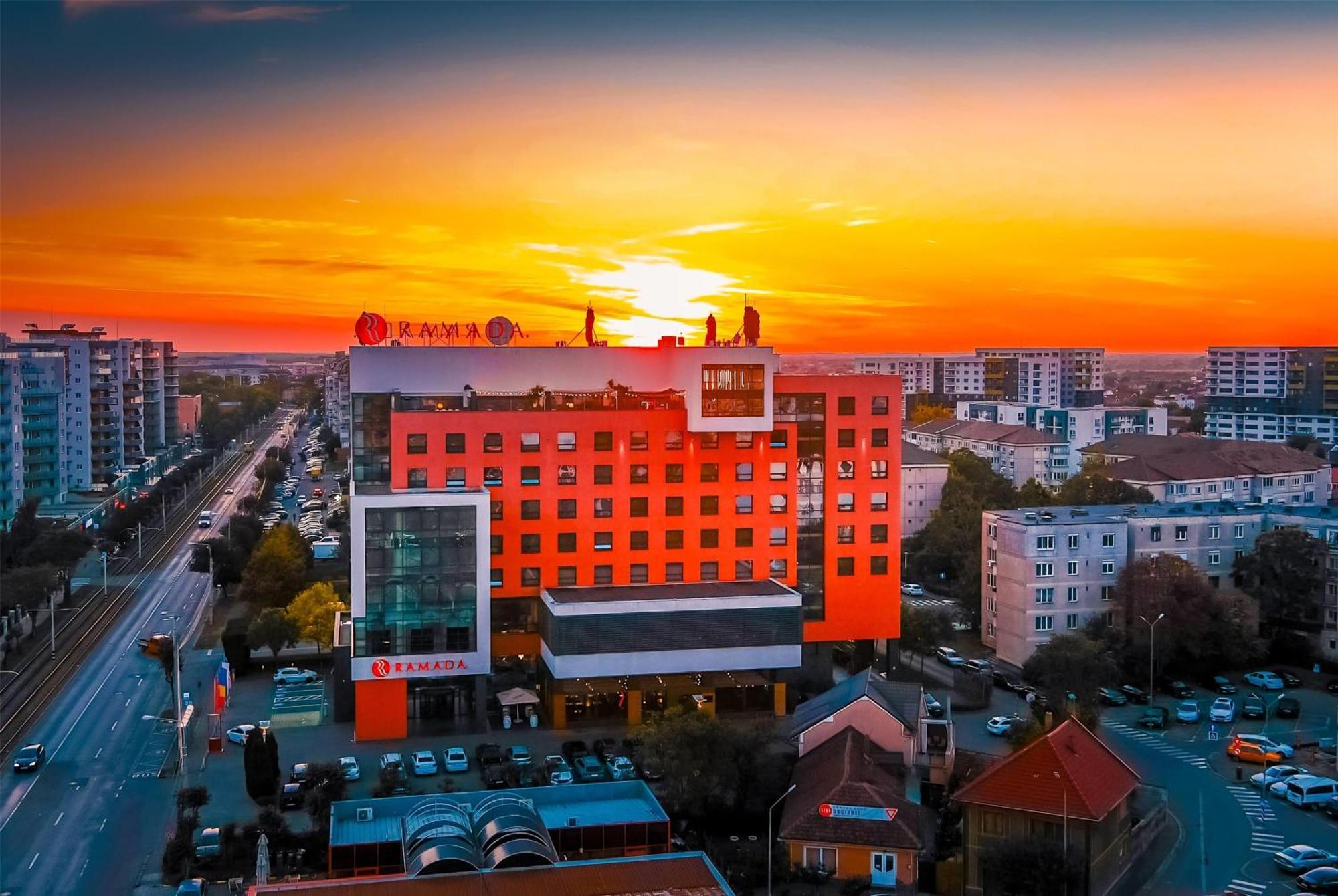 Ramada by Wyndham Oradea Hotel Exterior foto