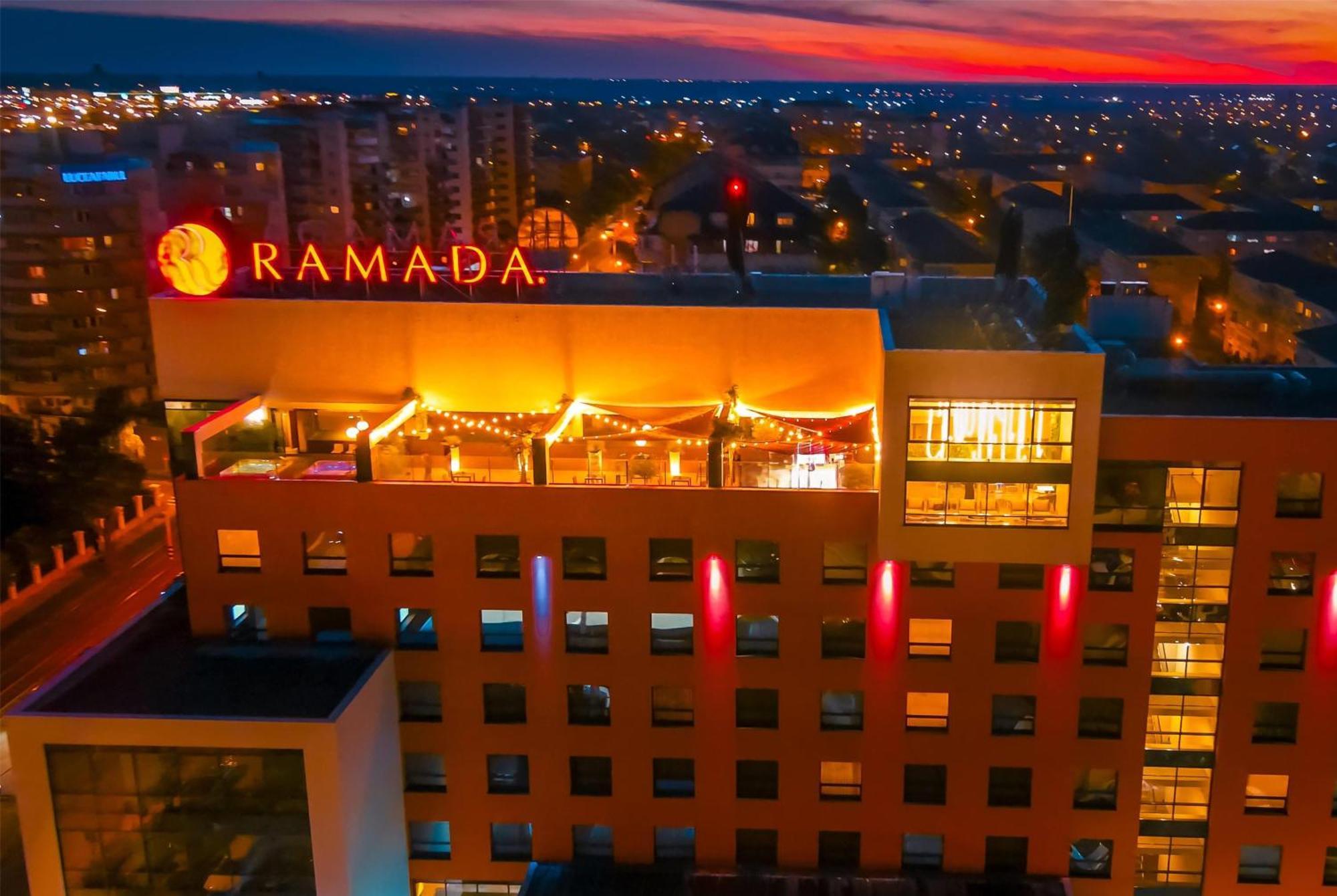 Ramada by Wyndham Oradea Hotel Exterior foto