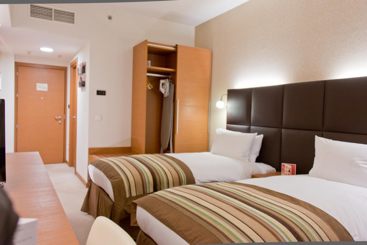 Ramada by Wyndham Oradea Hotel Exterior foto