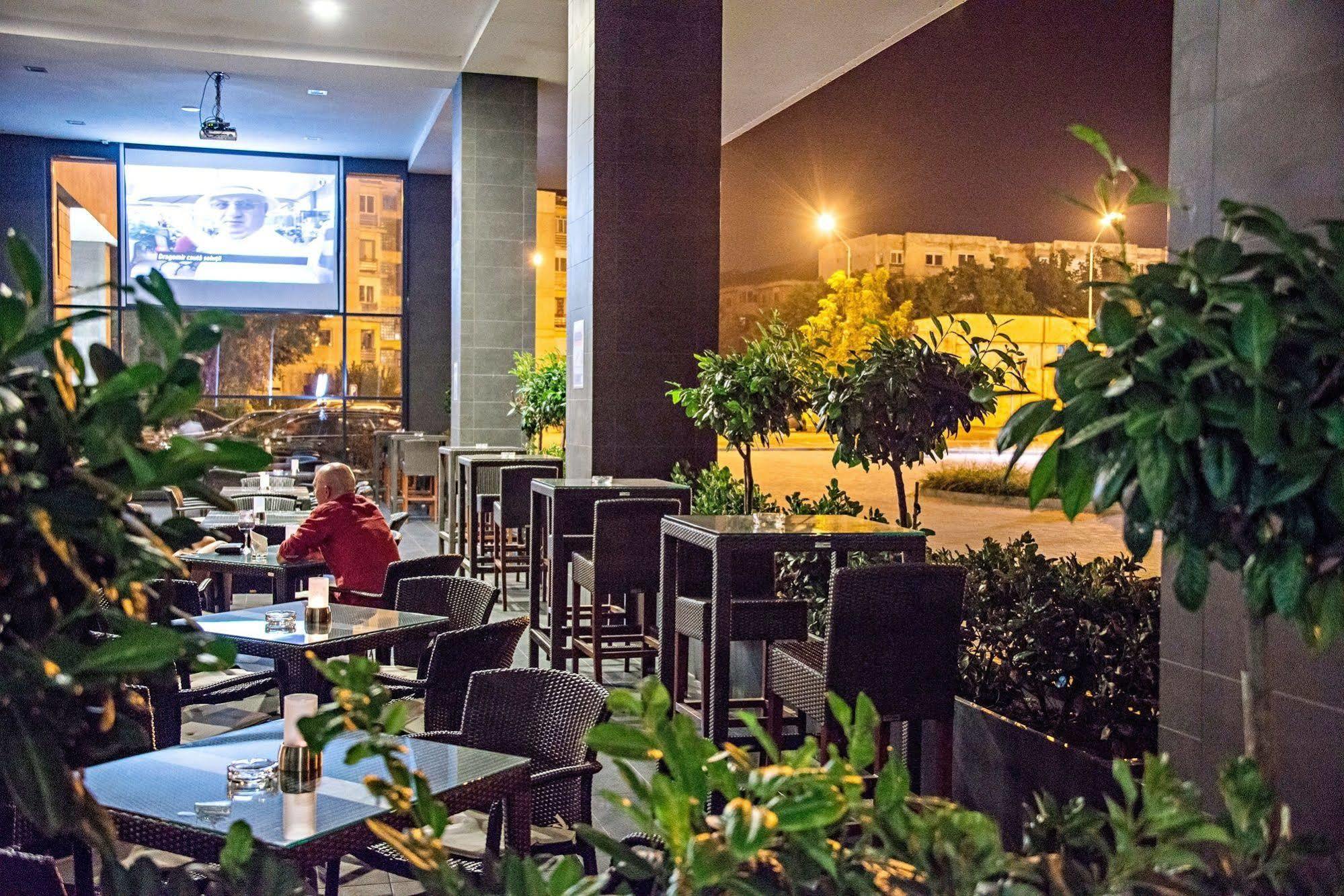 Ramada by Wyndham Oradea Hotel Exterior foto