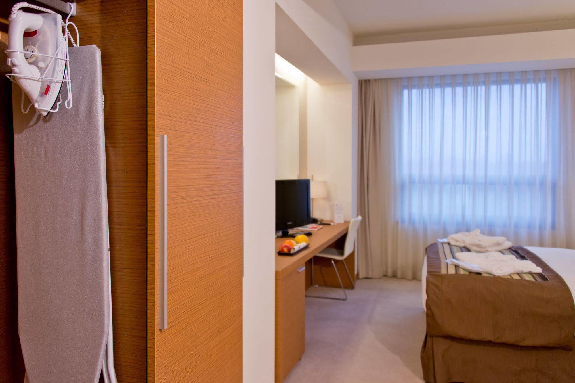 Ramada by Wyndham Oradea Hotel Exterior foto